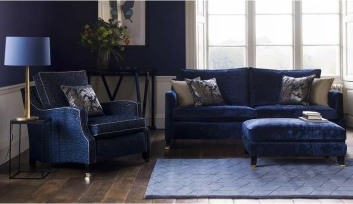 ideja-kako-urediti-indigo-dnevno sobo-mizo-kavč-fotelj-fresko-barva-indigo-preproga in svetilka-vijolična