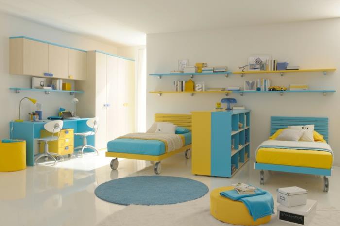 Çocuk odasında İskandinav dekoru, çalışma masası, sarı ve mavi yataklar, beyaz zemin ve duvar kaplaması, raflar, ahşap dolaplar