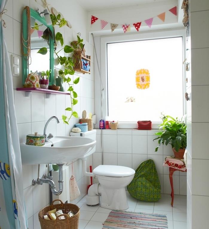 retro beyaz fayanslar, beyaz lavabo ve wc, dekoratif çelenk, renkli bitki ve aksesuarlar ile küçük banyo dekorasyonu