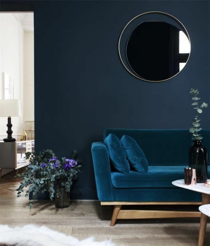 ideja-kako-urediti-moderno-dnevno sobo-barvo-barvo-steno-indigo-leseno-kavč-barvo-pav-modro-parket-preproga