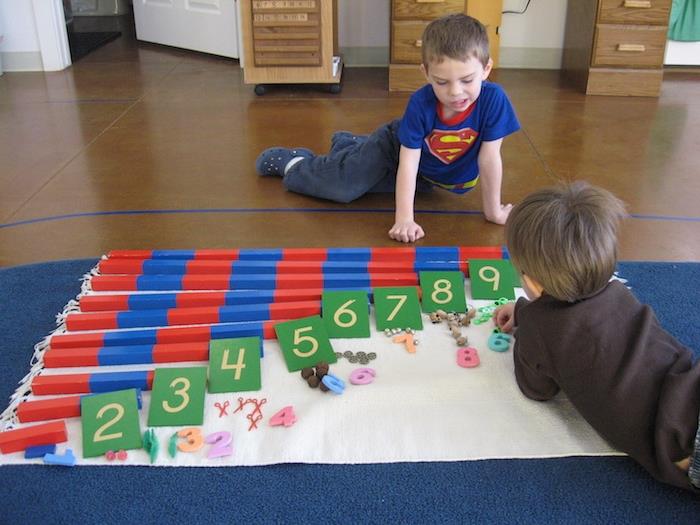 saymayı öğrenme, tahta blokları sayılara göre düzenleme, montessori çocuk öğrenme etkinliği fikri