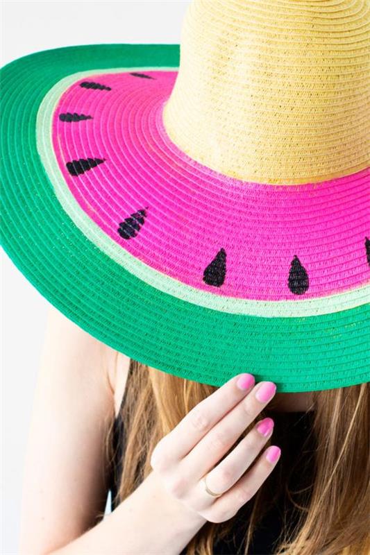 pritaikykite savo vasaros skrybėlę akriliniais dažais, žalia, fuschia, geltona ir juoda spalva, lengva vasaros pasidaryk pats idėja