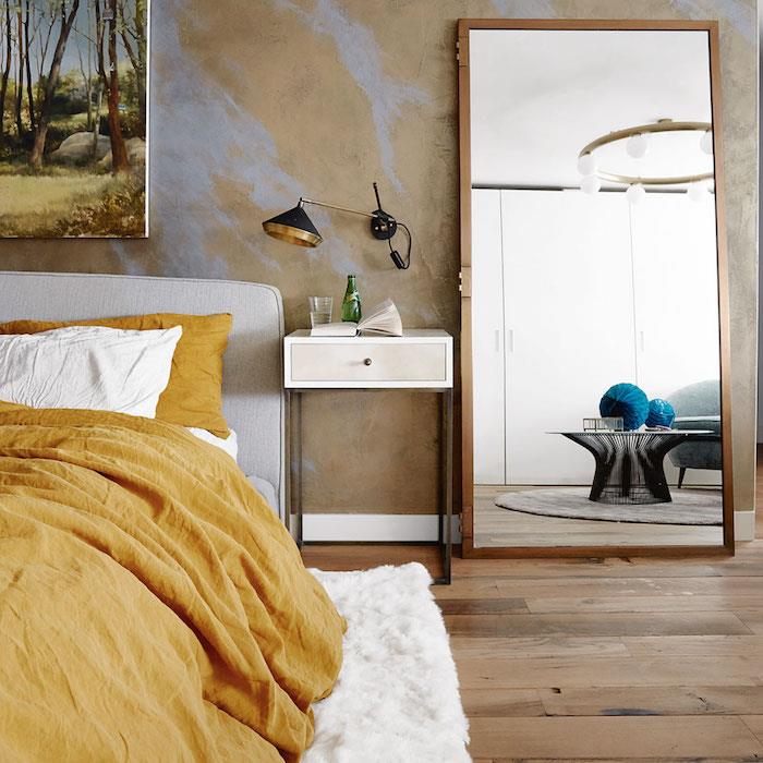 ideja okrasiti svojo sobo, parket iz svetlega lesa, belo in gorčično rumeno posteljnino in mehko preprogo, rumena stena z vijoličnimi žetoni, veliko ogledalo z lesenim okvirjem