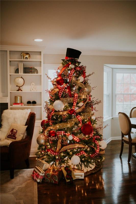 zamislite, kako okrasiti božično drevo z velikimi božičnimi kroglicami iz rdečega in belega zlata z okrasnimi rdeče -belimi in zlatimi trakovi ter zgornjim delom klobuka
