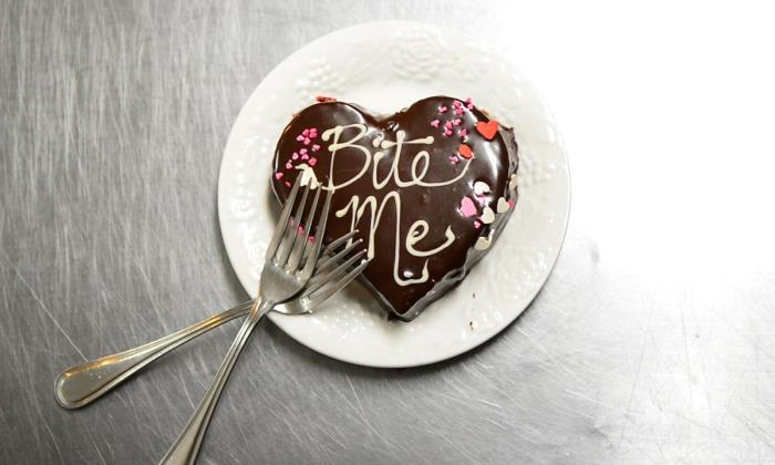 eritilmiş çikolatalı kalpli kek tarifi, çikolatalı aşk partisi için hazırlaması kolay tatlı fikri
