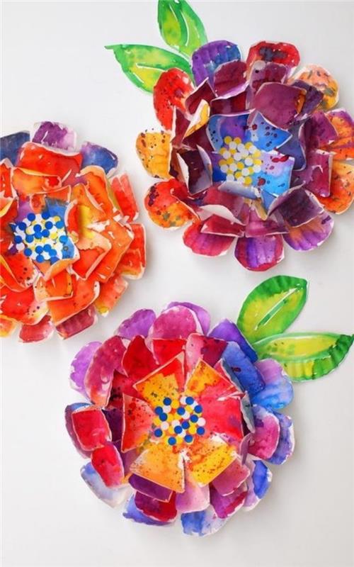 çeşitli renklerde boyanmış kağıt tabaklarda çiçek yapma fikri, ev dekorasyonu fikri, birincil el işi, anaokulu