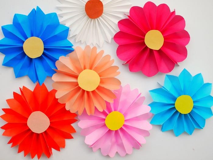 çok renkli kağıt çiçeklerin nihai sonucu, anaokulu birincil manuel aktivite için fikir, kolay el sanatları