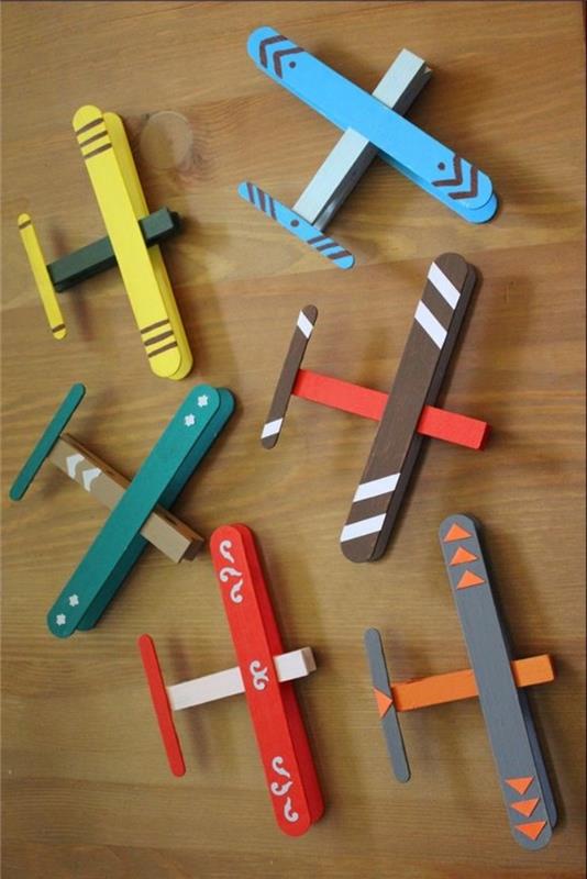 mandallardan ve dondurma çubuklarından yapılmış uçak oyuncağı, çocuk için anaokulu birincil manuel aktivite