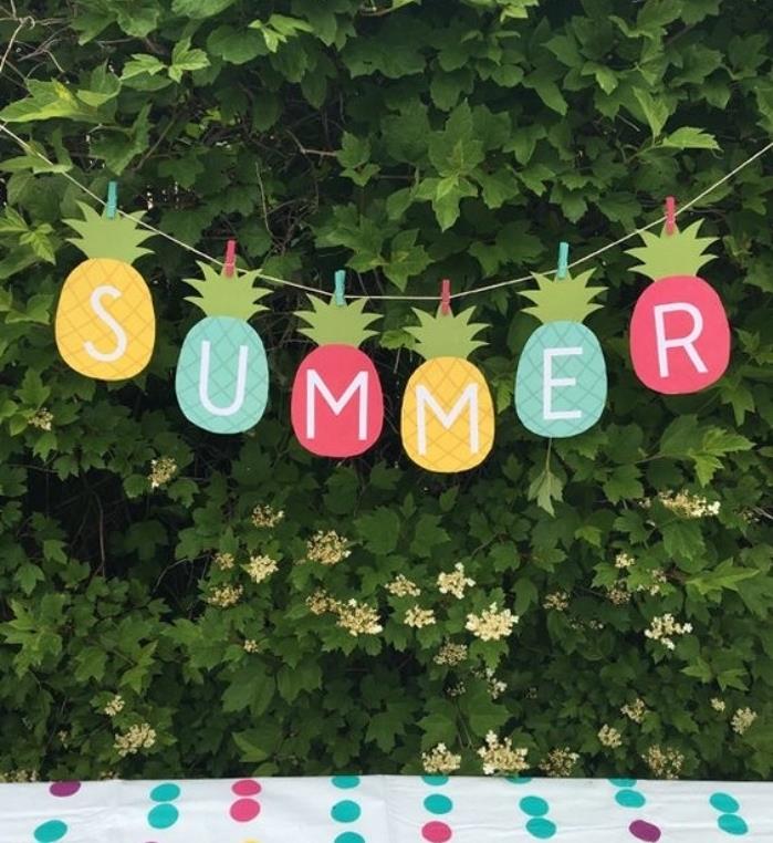 nesudėtingas vasaros pasidaryk pats, lauko sodo dekoras, popierinė girlianda, ananasai, raidės, vasaros dekoracija lauke