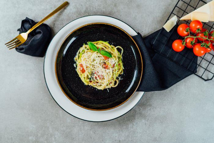 recept s špageti bučkami v paradižnikovi omaki in parmezanom s pestom iz bazilike