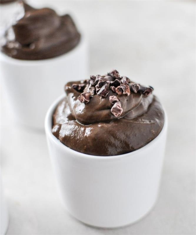 pudingo recepto idėja, veganiškas šokoladinis putėsis su avokadu ir šokoladu, papuoštas kakavos pupelėmis