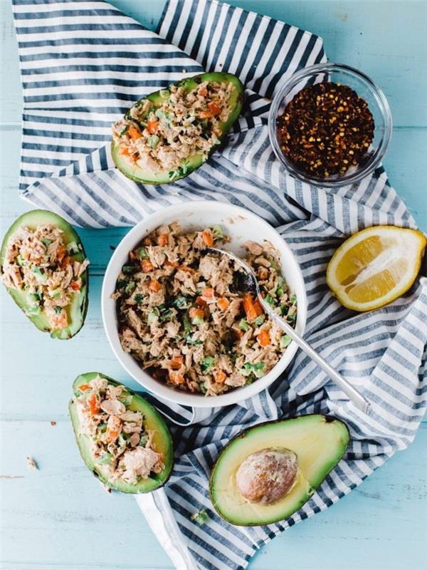 avokado tuno receptas, avokado tuno salotos su pipirais ir šviežiomis žolelėmis, lengvas avokado užkandis