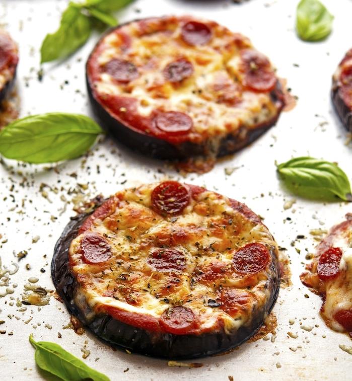mini picos idėja su orkaitėje keptų baklažanų pagrindu, su sūriu ir dešra bei ant marinaro padažo