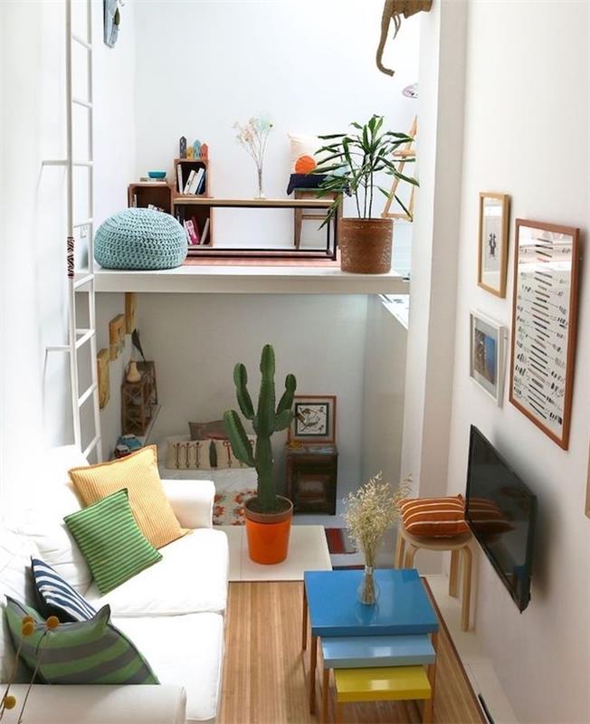 mažas erdvės išdėstymas, aukštas skaitymo kampas, labai maža svetainė su mini sofa ir spalvingomis lizdinėmis lentelėmis, „micro apartment deco“