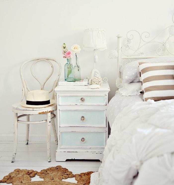 primer, kako pohištvo vodi patino, belo, zlomljeno in rjavo posteljnino, belo in modro nočno omarico z olupljeno barvo, patiniran stol, spalnico country chic