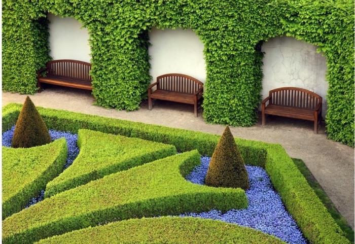pavyzdys, kaip apželdinti savo prancūzišką sodą, buksmedžio labirintą, violetinėmis gėlėmis, mediniais suolais, siena apvyniota gebenėmis