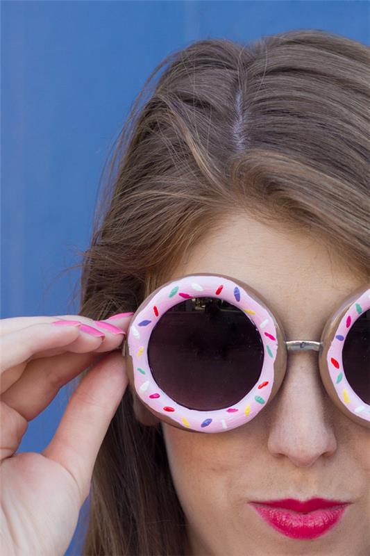 idėja, kaip pritaikyti savo akinius nuo saulės, spurgos modelio įrėminimas, rožinė spalva, suaugusiųjų rankinė veikla
