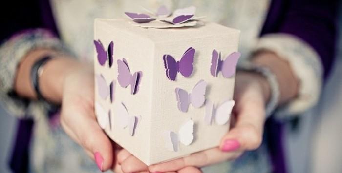 idėja-kaip suasmeninti popieriaus dėžutę-mažus drugelius, priklijuotus ant baltos dėžutės-idėjos-dovanų pakavimo