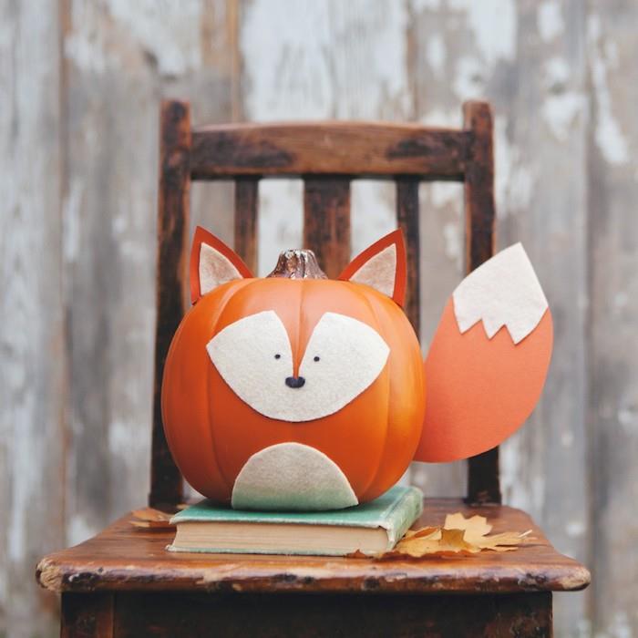 lisica iz oranžne buče, klobučevine in papirja za obraz, trebuh, rep in ušesa, jesen sam