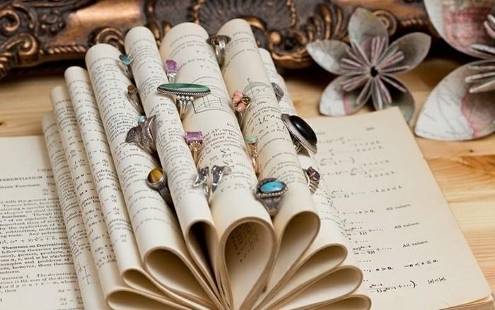 idėja-kaip-laikyti-savo-žiedus-idėją-parodyti-papuošalus-iš lapų-iš-knygos-originalios ir dekoratyvios idėjos
