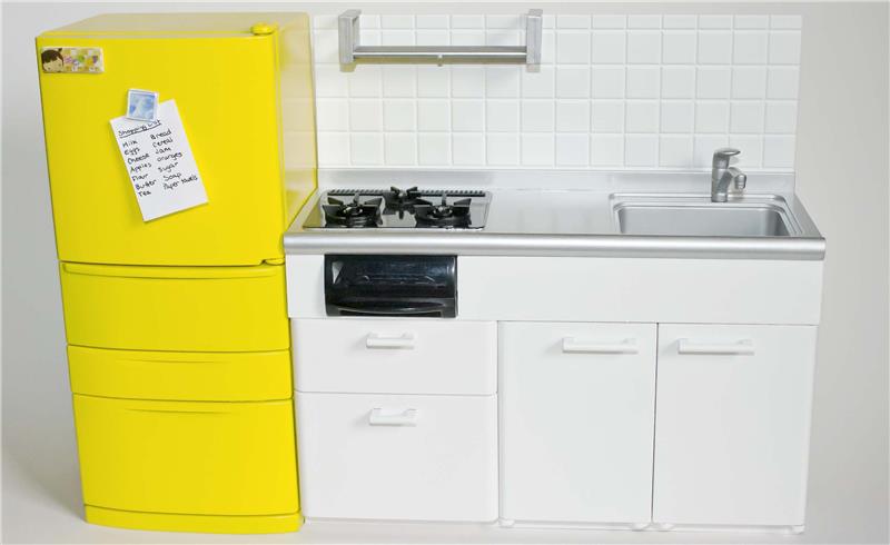 kaip perdažyti šaldytuvą, prietaisus, švarios baltos virtuvės idėją su geltonu akcentu