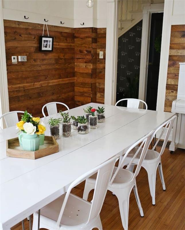 beyaza boyanmış yemek odası masa ve sandalyeleri, deo çiçekli merkez parçası, ahşap kaplamalı yemek odası, bir mobilya parçasını özelleştirme projesi