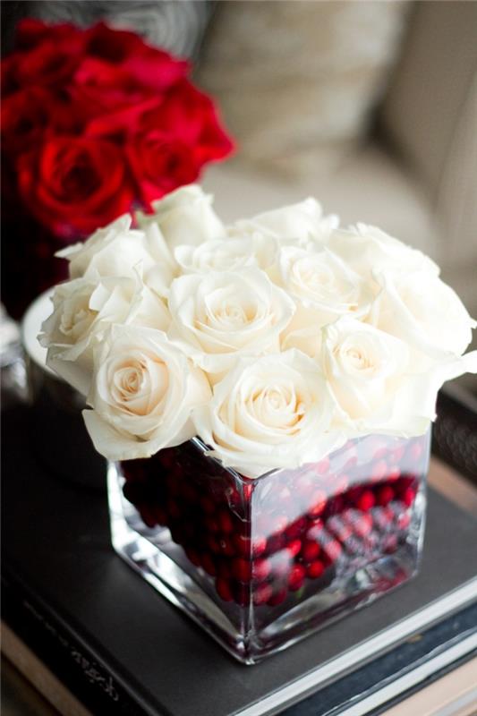 lengvas Kalėdų stalo dekoravimas gėlėmis ir spanguolėmis, pasidaryk pats Kalėdų stalo kompozicija su baltomis rožėmis stiklo vazoje