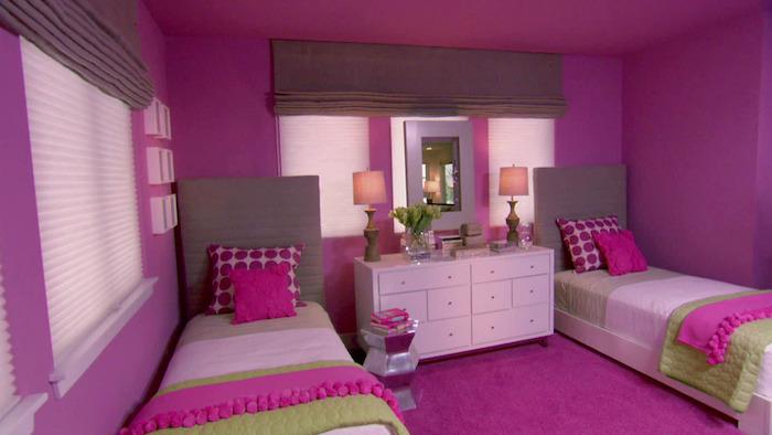 halı ve fuşya duvarlı ikiz kızlar için yatak odası boyama dekoru