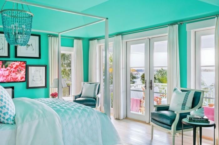 ideja za dekoracijo spalnice za odrasle turkizna barva, belo posteljnino, lahek parket, barokna viseča svetilka, stoli v morskem slogu