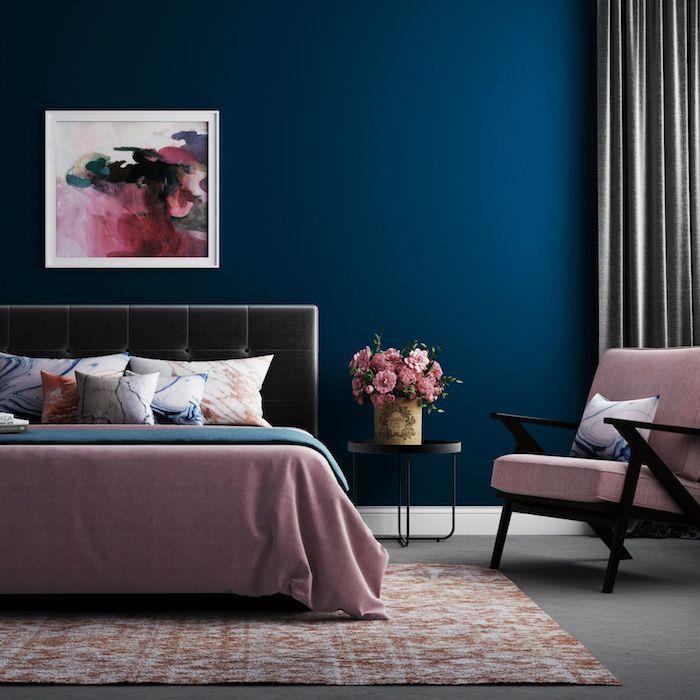 barva leta 2020 po barvni karti pantone, trendovska polnočno modra barva v roza, sivi in ​​modri spalnici, cvetlični šopek deco