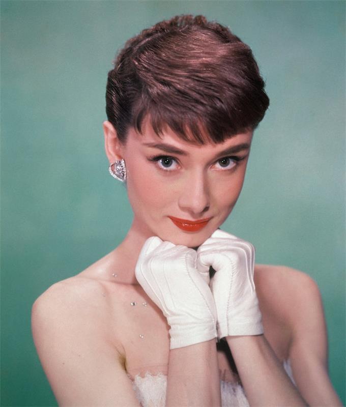 audrey hepburn s pixie odrezanimi rjavimi lasmi, lahka ličila izgledajo elegantno