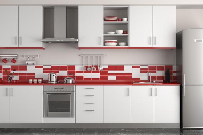kırmızı ve beyaz döşemeli orijinal bir sıçrama ile uzunluk olarak düzenlenmiş gri ve kırmızı bir mutfak