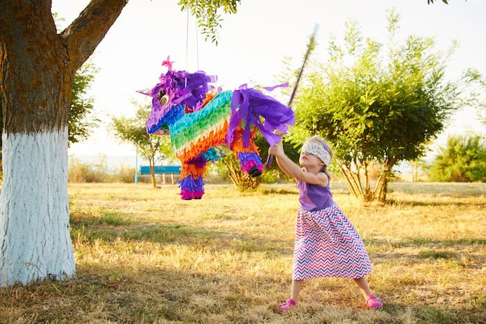 Açık havada çocuk eğlencesi için pinatalı 6 yaşındaki doğum günü partisi, tek boynuzlu at şeklinde bir çocuk pinatası yapın