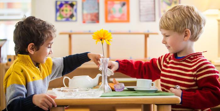 montessori metodu aktivite çay seti masa nasıl toplanır, pratik yaşam becerileri fikri, eğlenceli öğrenme