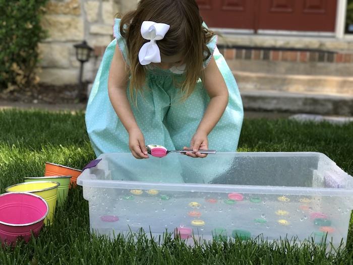 aktivite çocuğu 3 yaşındaki montessori, renkli mantarları suda çıkararak kovalarda saklayarak rengine göre ilişkilendirme oyunu ve ince motor becerilerini geliştirme