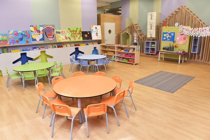 Montessori yöntemiyle bir kreş alanı, çocukların boyuna göre alçak mobilyalar, hafif parke, gelişime elverişli bir atmosfer oluşturmak