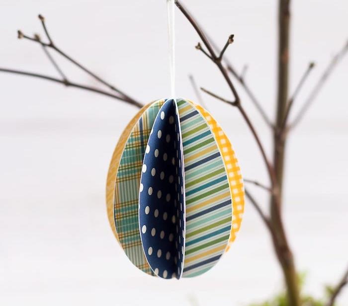 dekoracija lesena veja s 3d kartonskim jajcem v različnih vzorcih, primer velikonočnice naredi sam