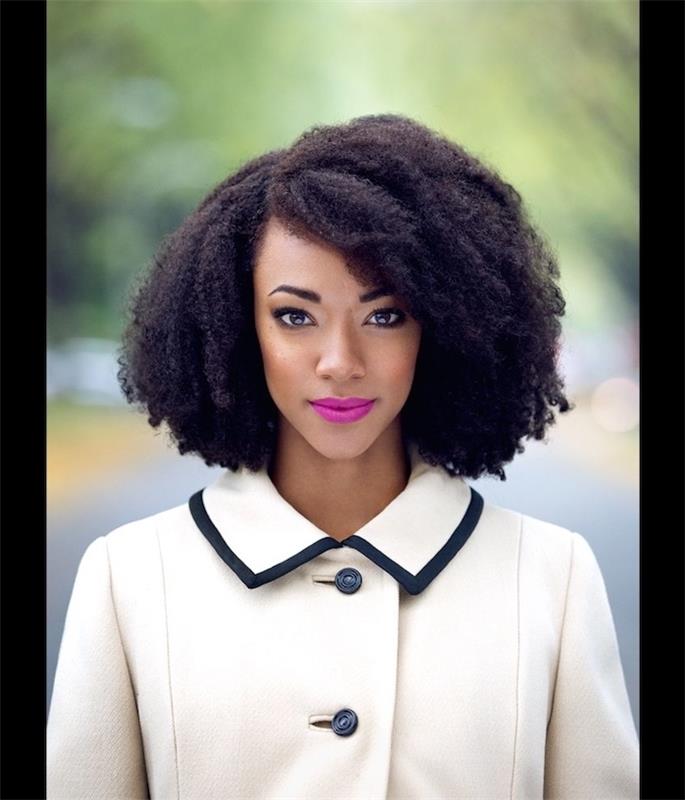 Afro kısa saç modeli Afrikalı kadın şık bir fikir kıvırcık saça nasıl şekil verilir