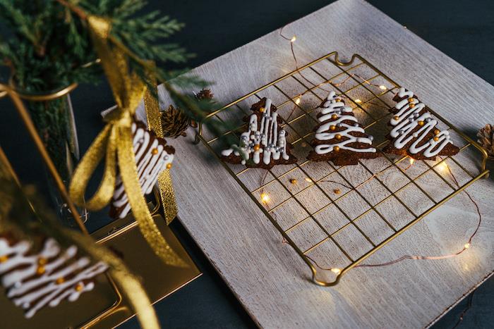 božična torta z majhno melaso z okrasom iz belega kraljevskega ledu in užitnimi zlatimi srebrnimi kroglicami