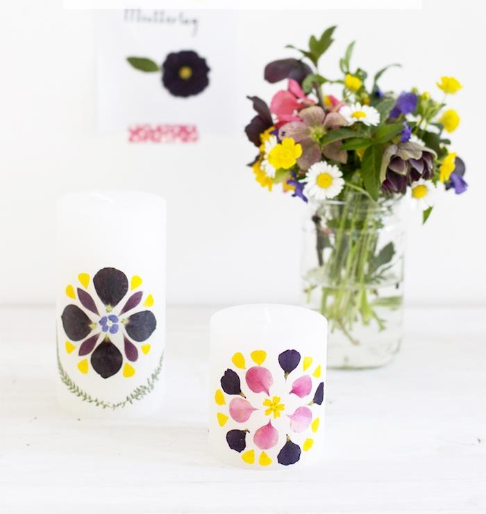 Kendiniz yapmak için Anneler Günü hediyesi fikri, renkli çiçek yapraklarıyla süslenmiş beyaz mum, yetişkin DIY