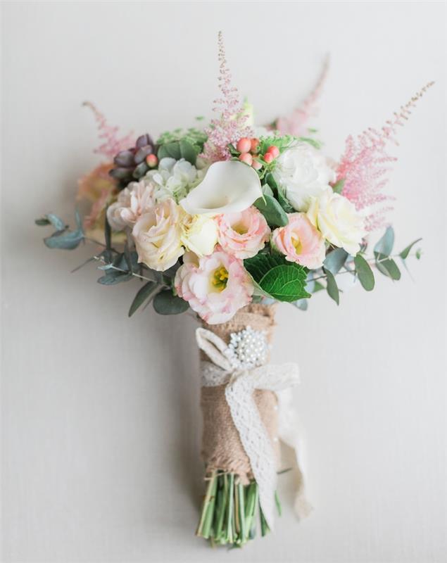 ideja poročne dekoracije, poročni cvetlični šopek s spomladanskim cvetjem in stebli, zavitimi v trak iz jute in trakom iz bele čipke, biseri