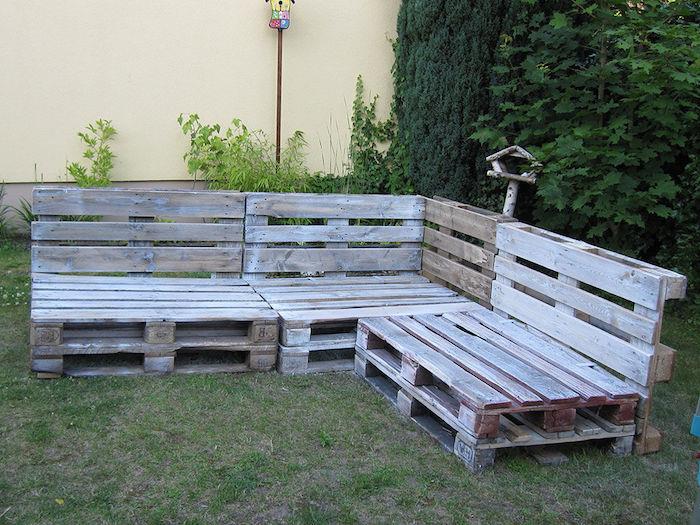ahşap palet, büyük köşe kanepe, arkası yeşil duvarlı bir dolap yapmak için örnek