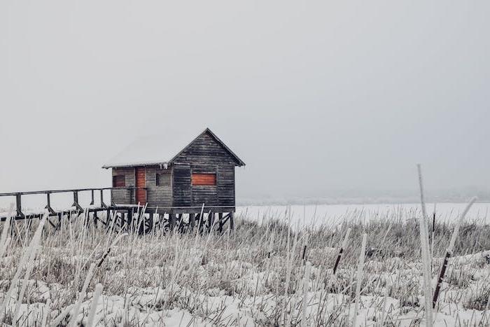 žiemos kraštovaizdžio fondas „ecran“, snieguota lyguma, paprasta kajutė prie ežero, veikiama sniego
