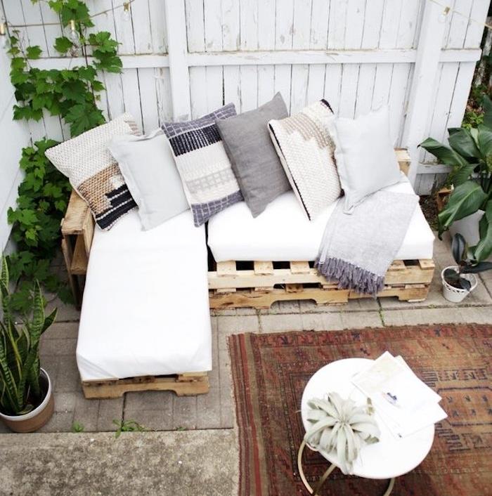 gri, beyaz ve bej beyaz koltuk minderli ve dekoratif minderli köşe palet kanepe, orijinal sehpa
