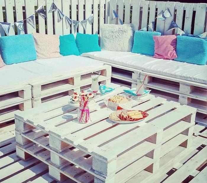 beyaz ahşap palet bahçe mobilyaları kanepe ve beyaz palet güvertesinde palet masası, beyaz, mavi ve pembe dekoratif minderler