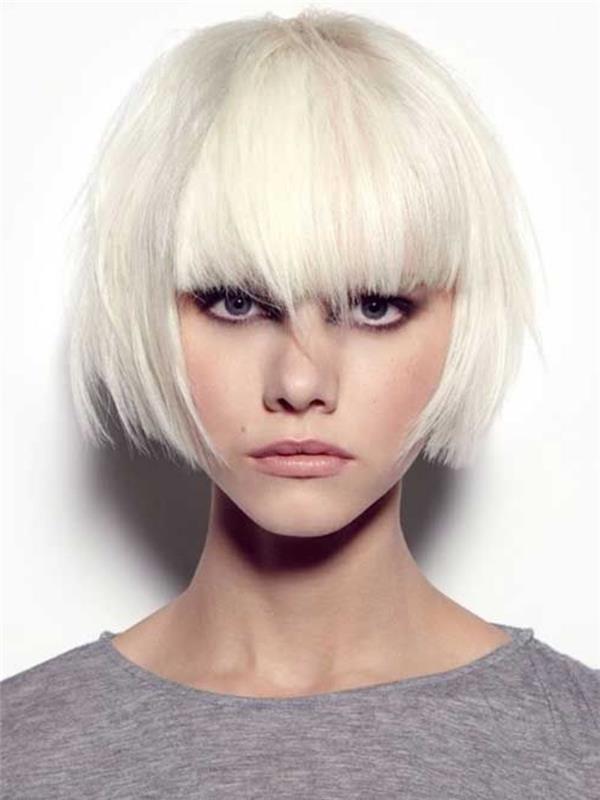 ženski kratek bob model, z izredno dolgimi šiškami na čelu, s polarnimi blond lasmi