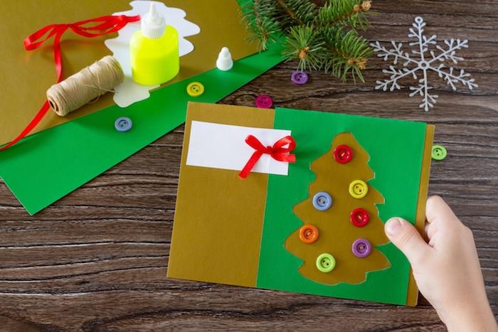 Paprastas kalėdinis atvirukas su Kalėdų eglutės siluetu ir kalėdiniais rutuliais spalvotomis sagomis, raudonos juostelės puošmena