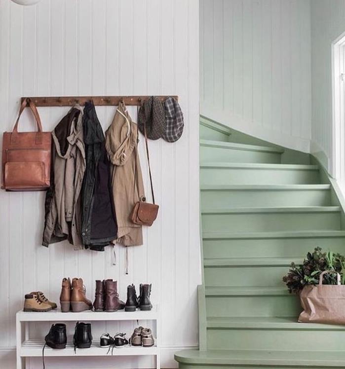 stopnišče prebarvano v barvo celadon, postavitev hiše v predsobi, lesena kljuka za plašč, bela omara za čevlje