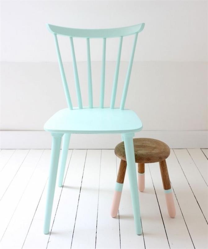 prenovljen stol prebarvan v modro in leseni stolček z rožnatimi in modrimi nogami, beli parket, pohištvo po meri