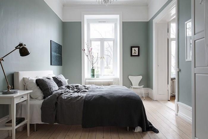 spalnica s celadon modrimi stenami, scamdimabe deco, svetel parket, bela postelja s sivim posteljnino, bela nočna omarica